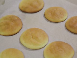 12、肉松小贝,此时烤箱已经预热好了，送入烤箱中层，烤5-10分钟，顶部开始上色就可以取出了，不要烤得太干。取出后带着油纸放在烤架上晾凉。