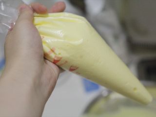 10、肉松小贝,把面糊装到裱花袋中。