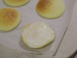 13、肉松小贝,取下一片蛋糕片，底部抹上沙拉酱。