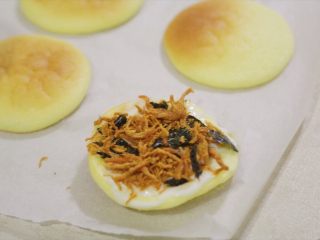 14、肉松小贝,撒上肉松。