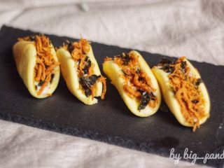 15、肉松小贝,从中间对折一下，肉松小贝就做好啦。