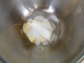 2、童趣动物饼干,软化好的黄油加入糖粉和盐,用打蛋器打发至轻盈羽毛状