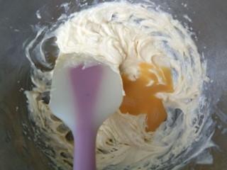 3、童趣动物饼干,分两次加入全蛋液,用电动打蛋器搅打均匀