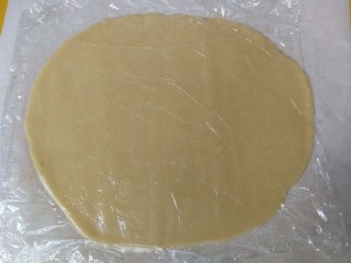 6、童趣动物饼干,松弛后的面团取出,放在跟烤盘大小一致的油纸上,然后用擀面杖擀成厚度约0.3cm的面片(如果夏天天气热,面团回温太快,会与擀面杖粘连,可以在面团上垫一张保鲜膜再用擀面杖擀)