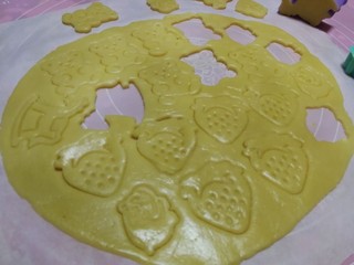 7、童趣动物饼干,用饼干模具在面片上印出图案