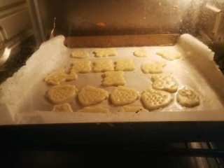 9、童趣动物饼干,印制饼干坯时就可以200度预热烤箱,印好的饼干坯连同油纸一起移至烤盘上,放入烤箱中层烘烤,上下火180度15分钟