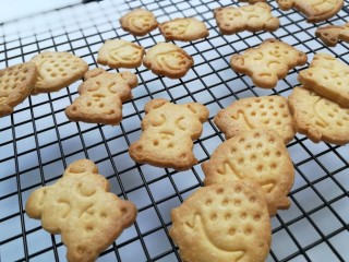 10、童趣动物饼干,出炉咯!放在晾凉架上晾凉