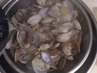 1、蛤蜊蒸蛋（内涵适合宝宝的吃法）,捞出的蛤蜊用温水冲洗一遍（一定是温水，不能是凉水）