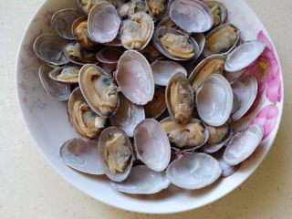 2、蛤蜊蒸蛋（内涵适合宝宝的吃法）,捞出，放入盘子里