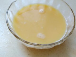 3、蛤蜊蒸蛋（内涵适合宝宝的吃法）,把温蛤蜊水倒入蛋液里，再次搅拌均匀（蛤蜊水本身有咸味，不用放盐了）