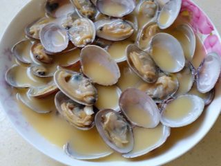 4、蛤蜊蒸蛋（内涵适合宝宝的吃法）,把搅拌好的溶液倒入盛蛤蜊的盘子里