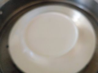 6、蛤蜊蒸蛋（内涵适合宝宝的吃法）,锅里烧开水，放入，蒸10分钟，关火，焖几分钟，出锅即可