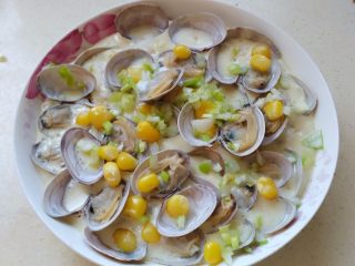 7、蛤蜊蒸蛋（内涵适合宝宝的吃法）,撒上葱花，好吃的不得了～