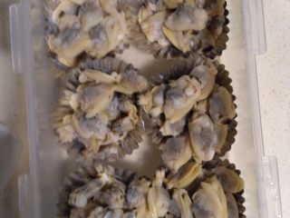 9、蛤蜊蒸蛋（内涵适合宝宝的吃法）,剩余的蛤蜊剥出肉，放入盒子里，要分开存放，再放入冰箱，方便以后可以吃，可以做成：蛤蜊炒菜，海鲜披萨，蛤蜊粥，各类吃法（吃法在制作蛤蜊肉菜谱里