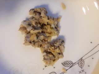 11、蛤蜊蒸蛋（内涵适合宝宝的吃法）,如果你家宝宝还不会吃，或者怕他嚼不烂，就这样抠出蛤蜊肉，切碎，放入蛤蜊水蛋液混合液里蒸即可