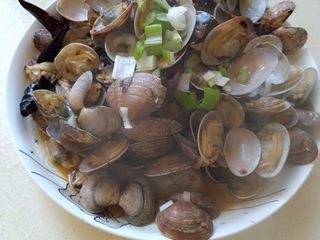 10、蛤蜊蒸蛋（内涵适合宝宝的吃法）,我们都爱吃辣炒蛤蜊，所以每次都顺便给大人炒一盘（一不小心，辣椒炒糊了）