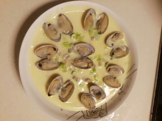 12、蛤蜊蒸蛋（内涵适合宝宝的吃法）,这是第一次给君君做的，当时刚满一周岁，觉得他咀嚼还跟不上，也不会啃蛤蜊吃，就剁碎了一部分蛤蜊肉放到蛋液里蒸的，留了几个在上面，结果这孩子像模像样的把上面那几个吃了，直接把我们惊呆了