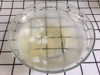 1、芒果慕斯,吉利丁片放入冰水中浸泡，等待泡软使用