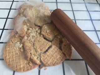 2、芒果慕斯,把消化饼干装进密封袋，用擀面杖敲碎后擀成细末。这里也可以用奥利奥饼干