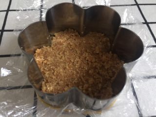 6、芒果慕斯,倒入一层饼干碎