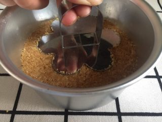 8、芒果慕斯,如果是有底的慕斯模具，可以剪一张油纸垫底，也比较好脱模。