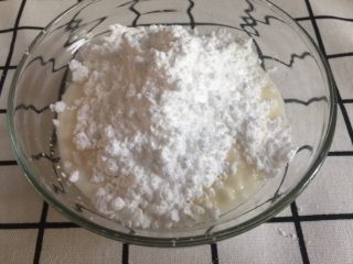 11、芒果慕斯,酸奶倒入一个干净的容器中，加入糖粉，搅拌均匀