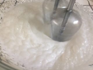 9、芒果慕斯,淡奶油加几滴柠檬汁，低速打发，加入白砂糖继续打发。