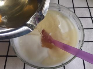 13、芒果慕斯,吉利丁片捞出，隔水融化成液体，倒入酸奶糊中。