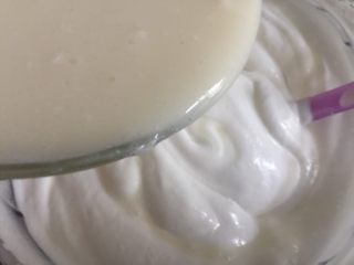 14、芒果慕斯,把酸奶糊分三次倒入淡奶油中搅拌均匀。这一步不用担心消泡，多搅拌一会没关系，只要拌匀就可以。