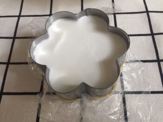 15、芒果慕斯,把搅匀的糊糊分成大小两份。取大的一份用。冰箱取出模具，慢慢倒入奶糊，八九分满。