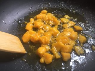 16、芒果慕斯,芒果切块，倒入不粘锅中。加入柠檬汁和白砂糖，小火熬至浓稠