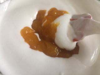 18、芒果慕斯,把芒果泥取出，和步骤15中的小份奶糊混合均匀