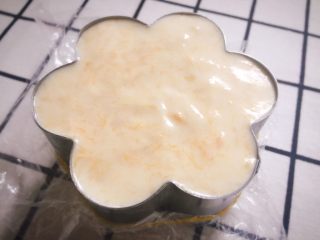 19、芒果慕斯,混合均匀后倒入模具中，封顶。放入冰箱冷藏四个小时以上即可。