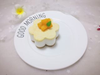 20、芒果慕斯,脱模可用热毛巾热敷模具外围。最后放几粒芒果。