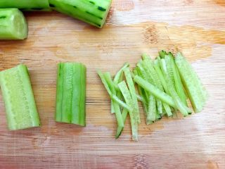 2、懒人料理+红红绿绿黄瓜红肠沙拉,如图所示，将黄瓜切成丝