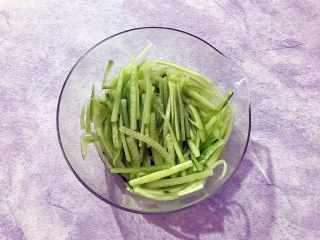 4、懒人料理+红红绿绿黄瓜红肠沙拉,双手捧着器皿，上下颠一下，让细盐充分融入黄瓜，静置，备用