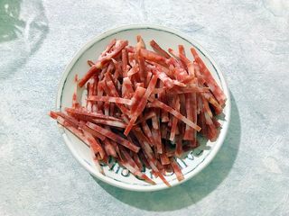 6、懒人料理+红红绿绿黄瓜红肠沙拉,全部切好了