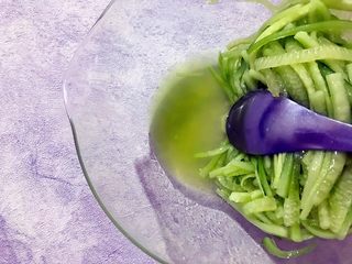 7、懒人料理+红红绿绿黄瓜红肠沙拉,倒去黄瓜内产生的水分，有必要的话还可以用手挤一下黄瓜