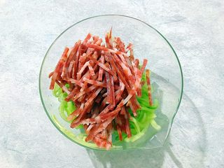 8、懒人料理+红红绿绿黄瓜红肠沙拉,将红肠丝加入黄瓜丝内