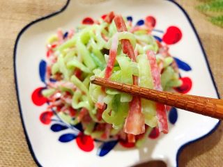 10、懒人料理+红红绿绿黄瓜红肠沙拉,忍不住偷吃一口，真心好吃