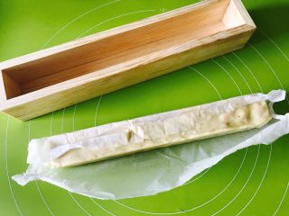 5、花生牛轧糖,定型后取出。