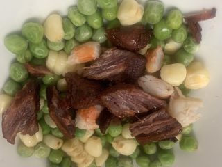 1、红烧肉披萨,切