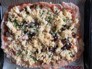 6、红烧肉披萨,放芝士放食材