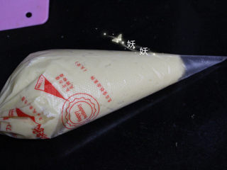7、黑芝麻瓦片酥,将面糊装入裱花袋。