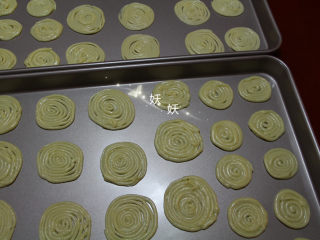 9、黑芝麻瓦片酥,将面糊挤入烤盘，需要什么形状就挤什么形状。