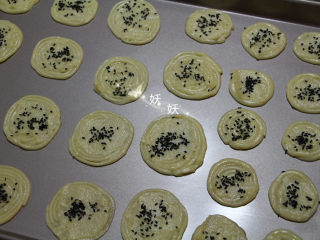 11、黑芝麻瓦片酥,撒上黑芝麻。