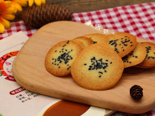 14、黑芝麻瓦片酥,烤的时候注意观察状态，待边上上色中间发白就可以关火。取出放凉就会变得特别脆。