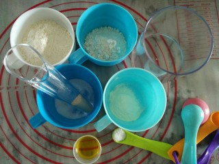 1、Pizza,用厨房电子秤量好Pizza面团的材料