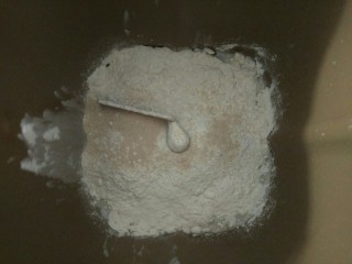 2、Pizza,因为我不擅长揉面，本次Pizza面团是用面包机做的，把材料按照水、盐、糖、油、粉、酵母的顺序依次放入面包桶，粉必须完全覆盖水，酵母避免与水接触