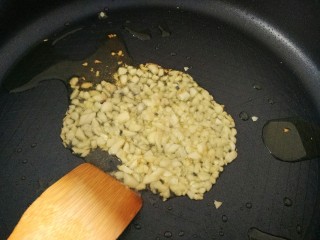 6、Pizza,起锅，蒜头用橄榄油炒香